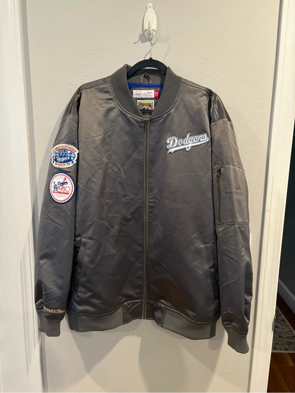 Mitchell & Ness Los Angeles Dodgers satin full-zip bomber jacket men’s size XL